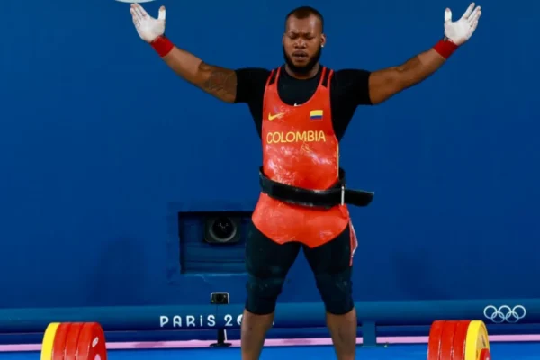 Yeison López impone récord en arranque de 88 kg y liquida el doblete dorado en pesas