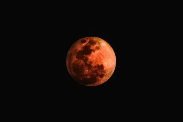 La «Luna de Sangre» ilumina el cielo colombiano: ciencia, mitos y el auge del astroturismo